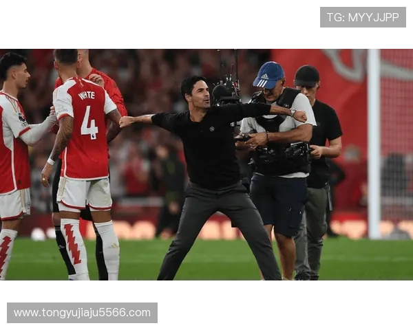 阿尔特塔驾车被球迷围堵 妻子翻白眼无奈扶额场面尴尬